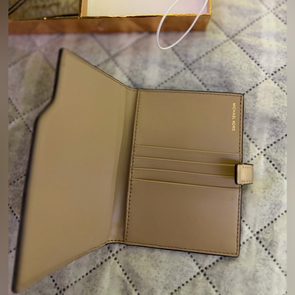 Michael Kors Travel Set - Picture 9 of 13